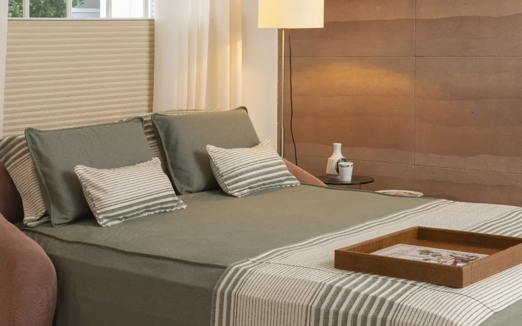 Quarto com cortina sob medida e persiana Amorim para conforto e controle de luz