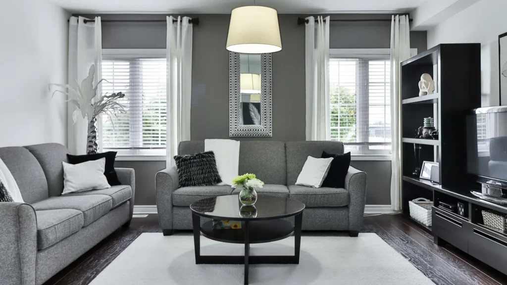 Sala contemporânea com cortinas e persianas Amorim em composição residencial