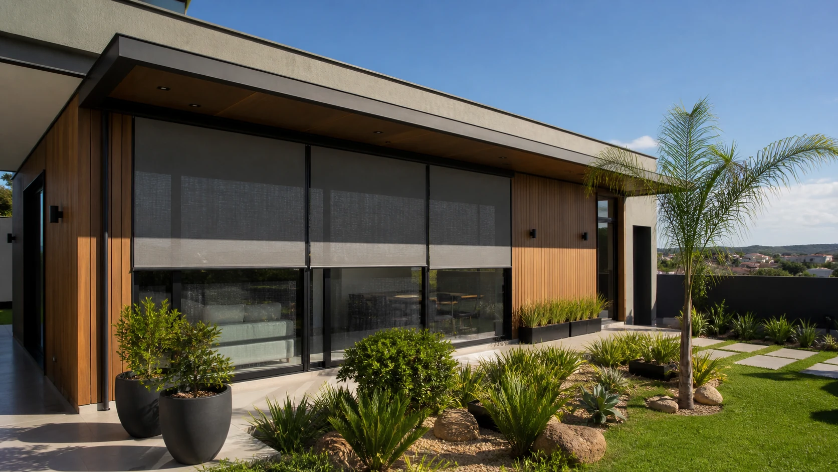 Casa moderna com grandes vãos e controle solar